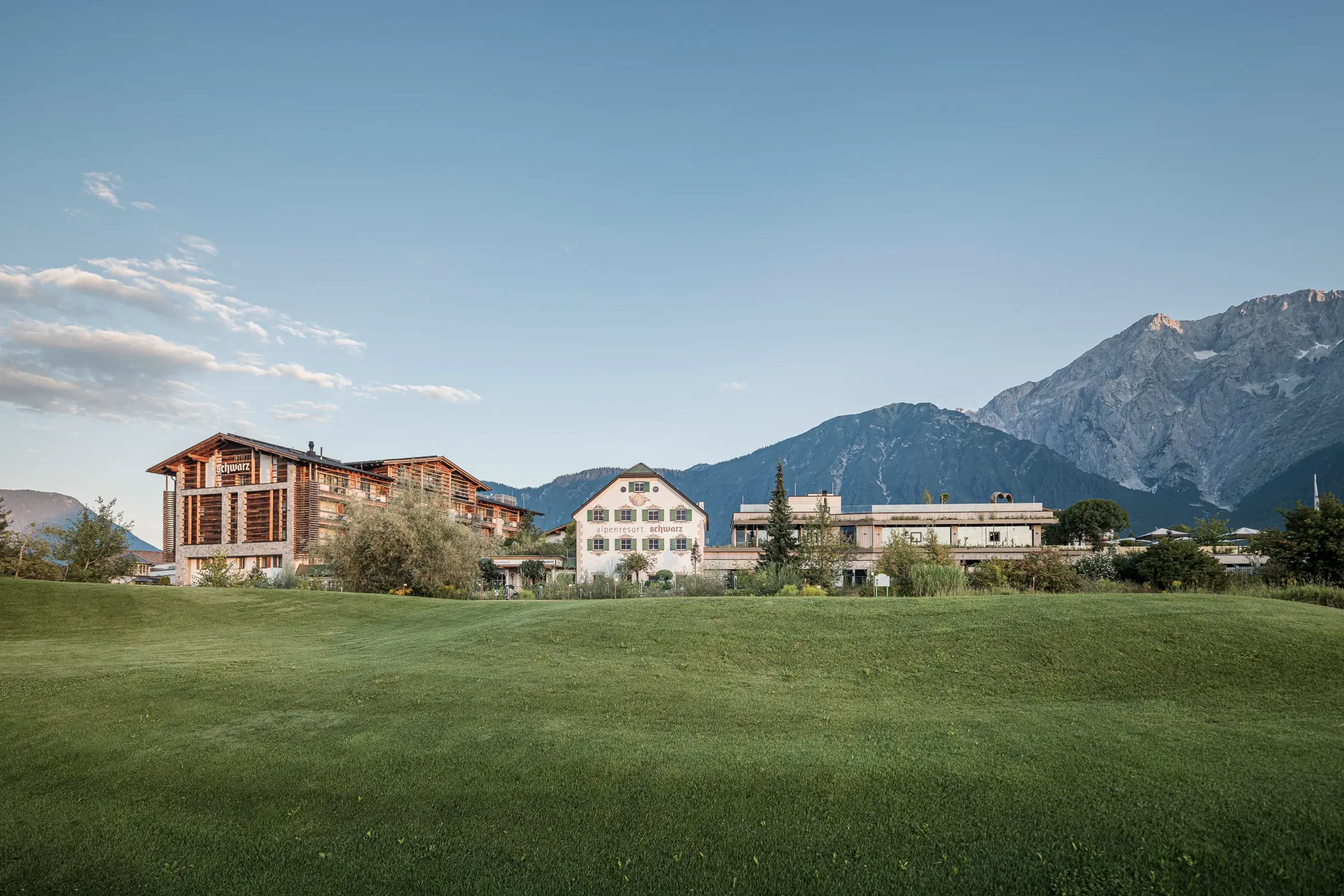 Außenansicht des 5-Sterne Alpenresort Schwarz vor Bergkulisse – Wellness Resort und Unterkunft für Events in Tirol