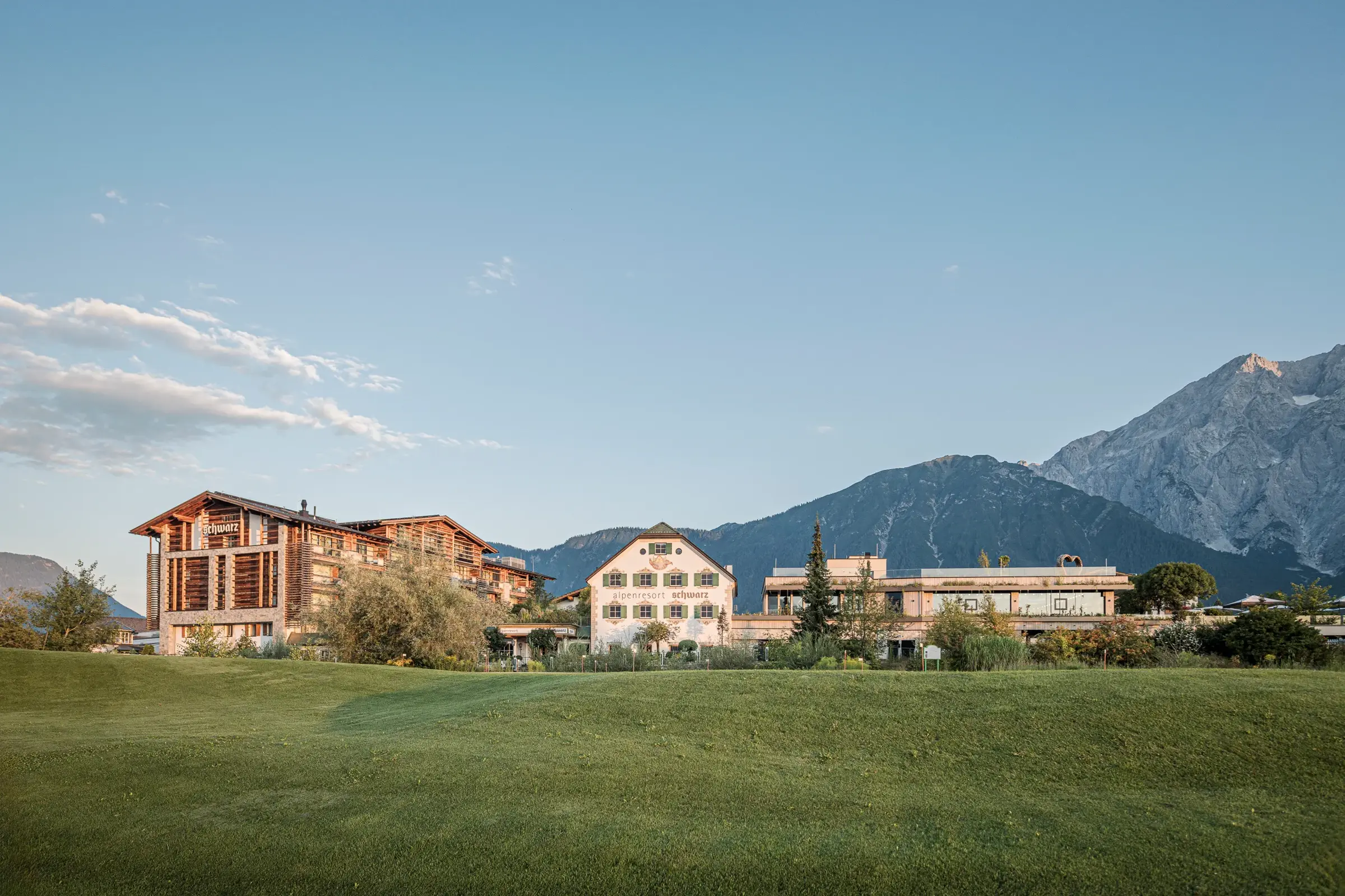 Panorama des 5-Sterne Alpenresort Schwarz in Mieming – Zimmer und Suiten für eure Übernachtungsgäste