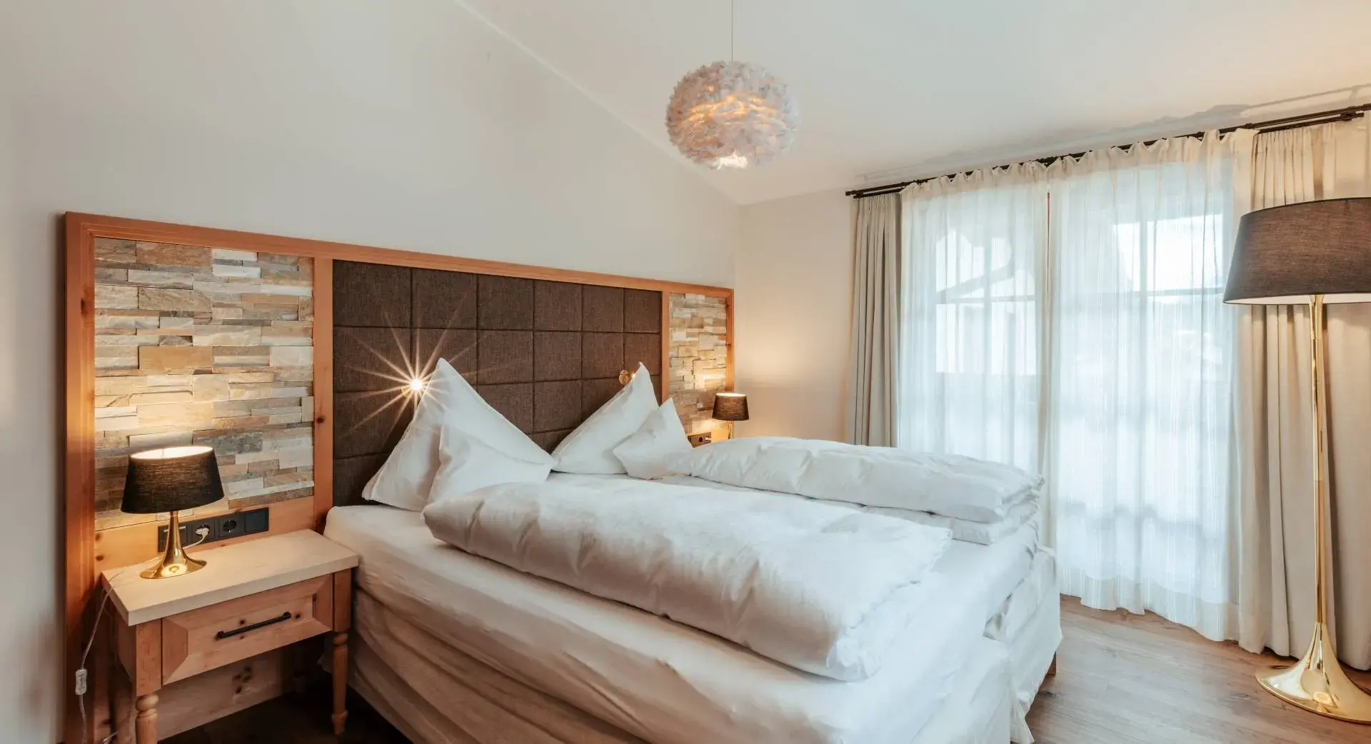 Gemütliches Doppelzimmer mit Naturmaterialien im Biohotel Schweitzer am Mieminger Plateau – Übernachtung für Event-Gäste