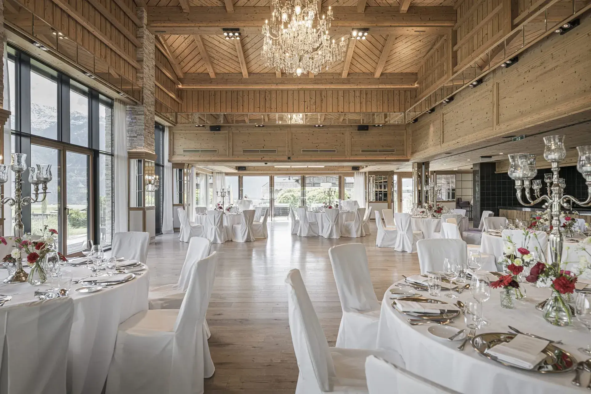 Festsaal im Greenvieh Chalet mit stimmungsvoller Beleuchtung für Hochzeiten und Events