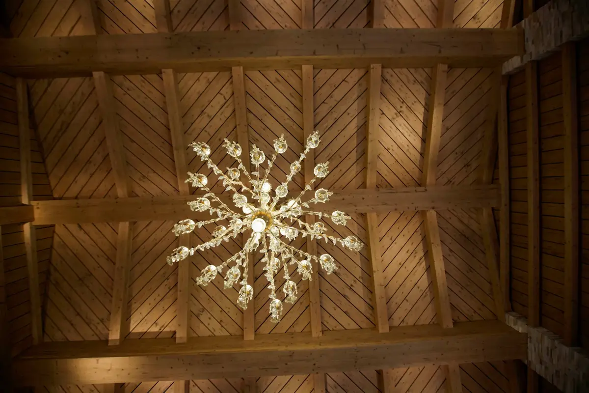 Festsaal im Greenvieh Chalet mit eleganter Beleuchtung für Events und Hochzeiten