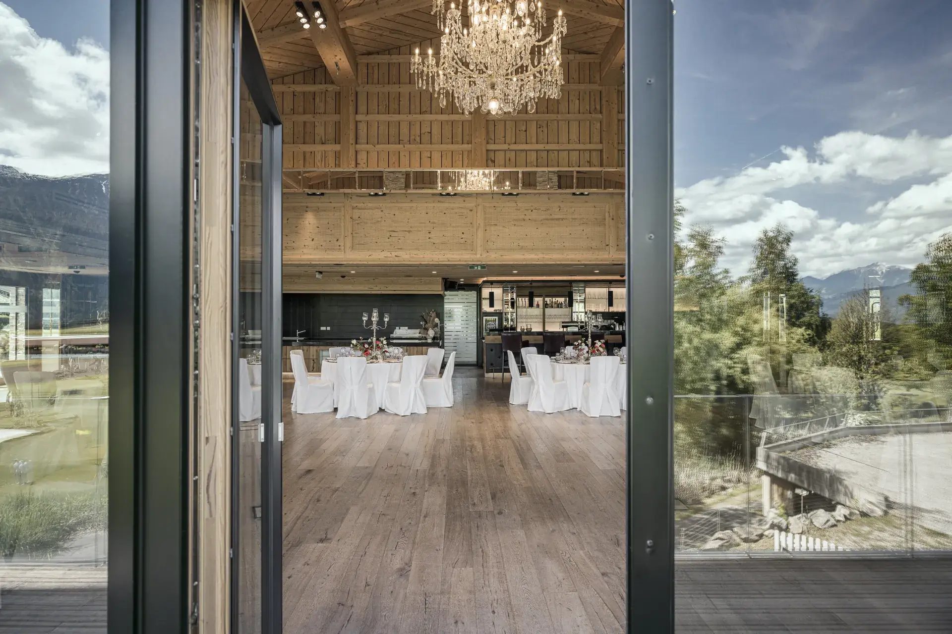 Balkon des Greenvieh Chalets mit Blick auf das Tiroler Bergpanorama