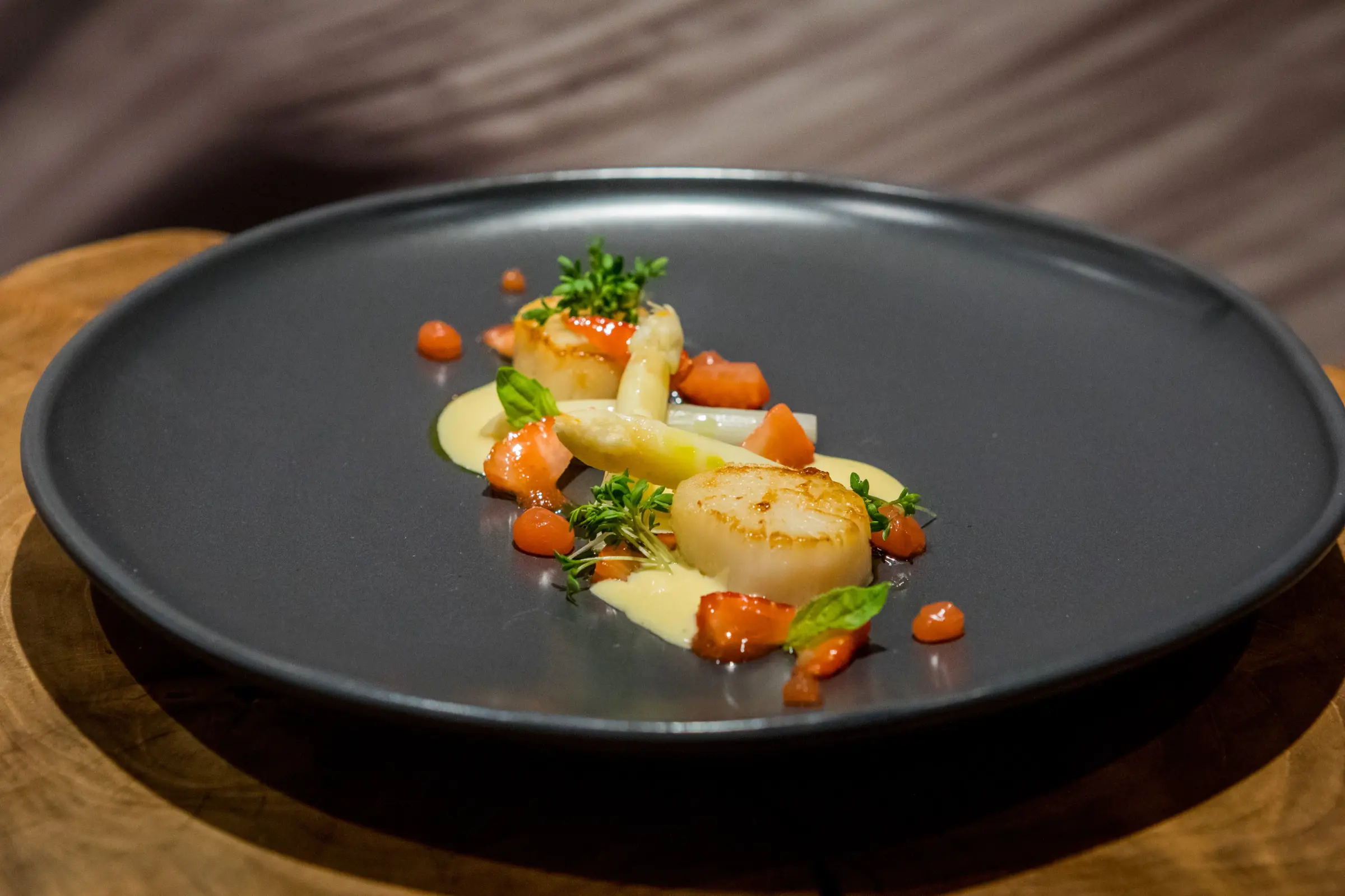 Fein angerichtetes Gourmet-Gericht mit Jakobsmuscheln – Kulinarik und Catering im Greenvieh Chalet