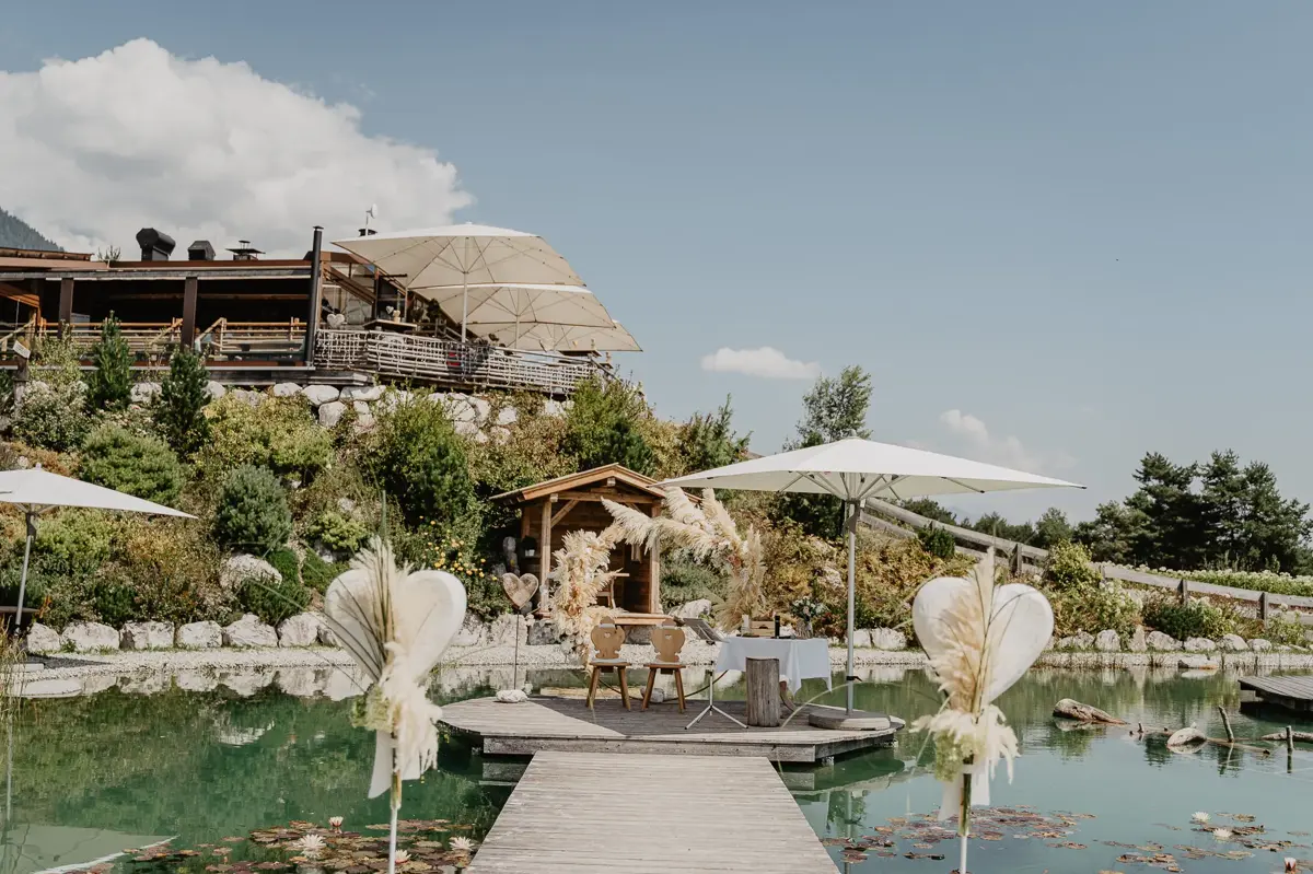 Sommerliche Trauungs-Location am Naturteich der Stöttlalm mit Steg und Pavillon