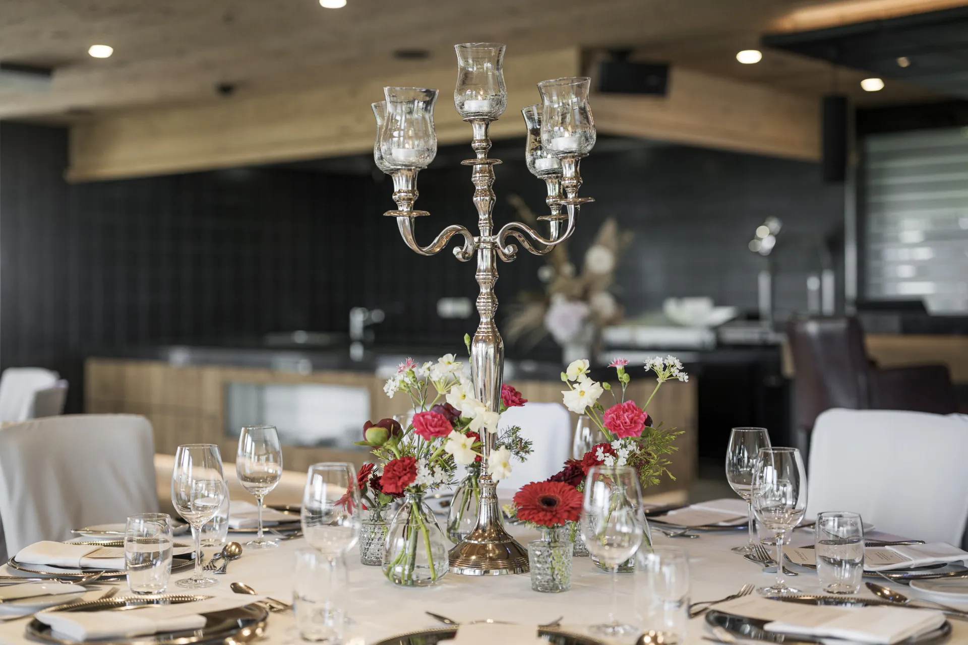 Festliche Tischdekoration für Hochzeiten und private Feiern im Greenvieh Chalet