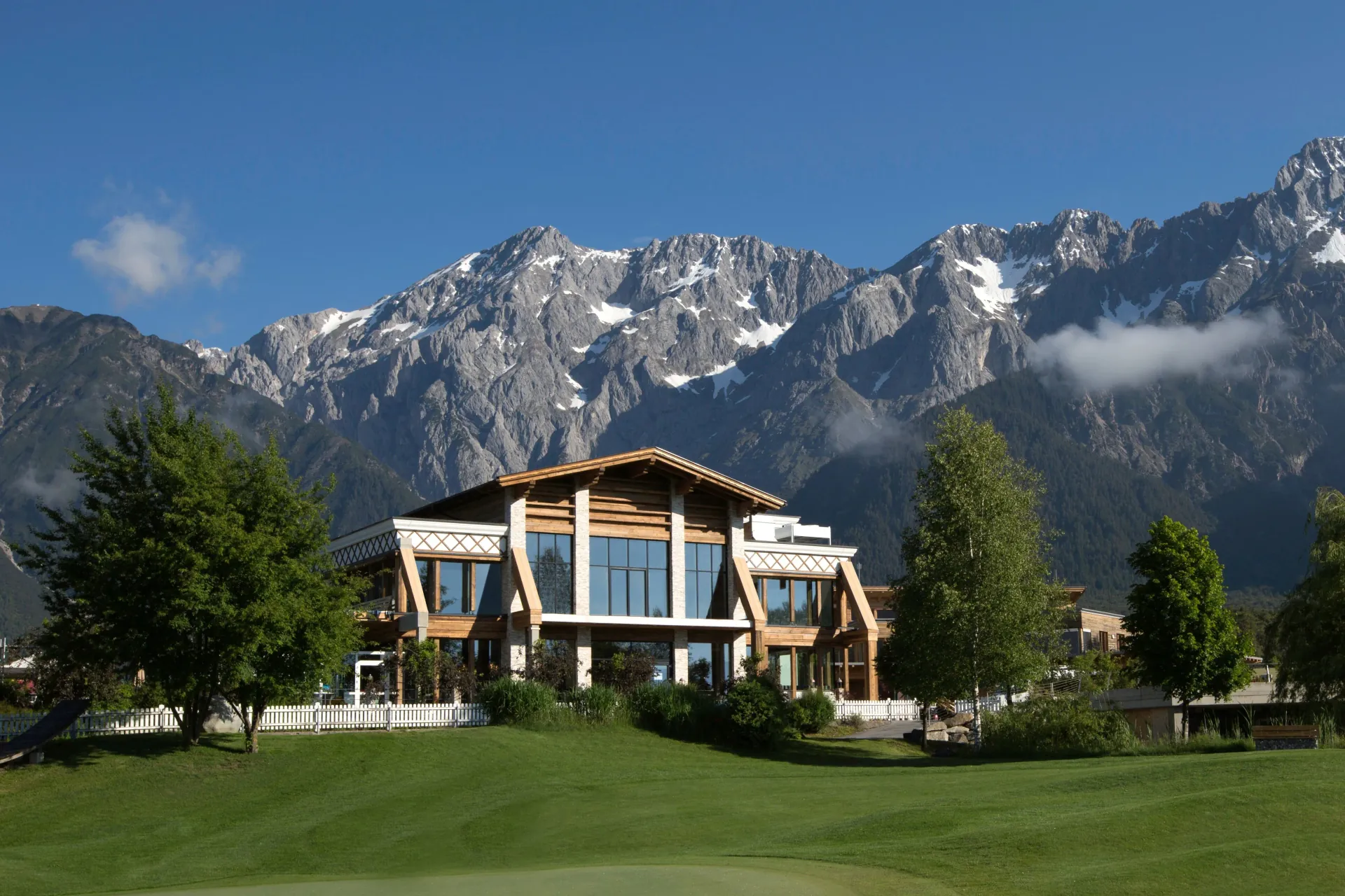 Außenansicht des Greenvieh Chalets bei einer Hochzeitsfeier