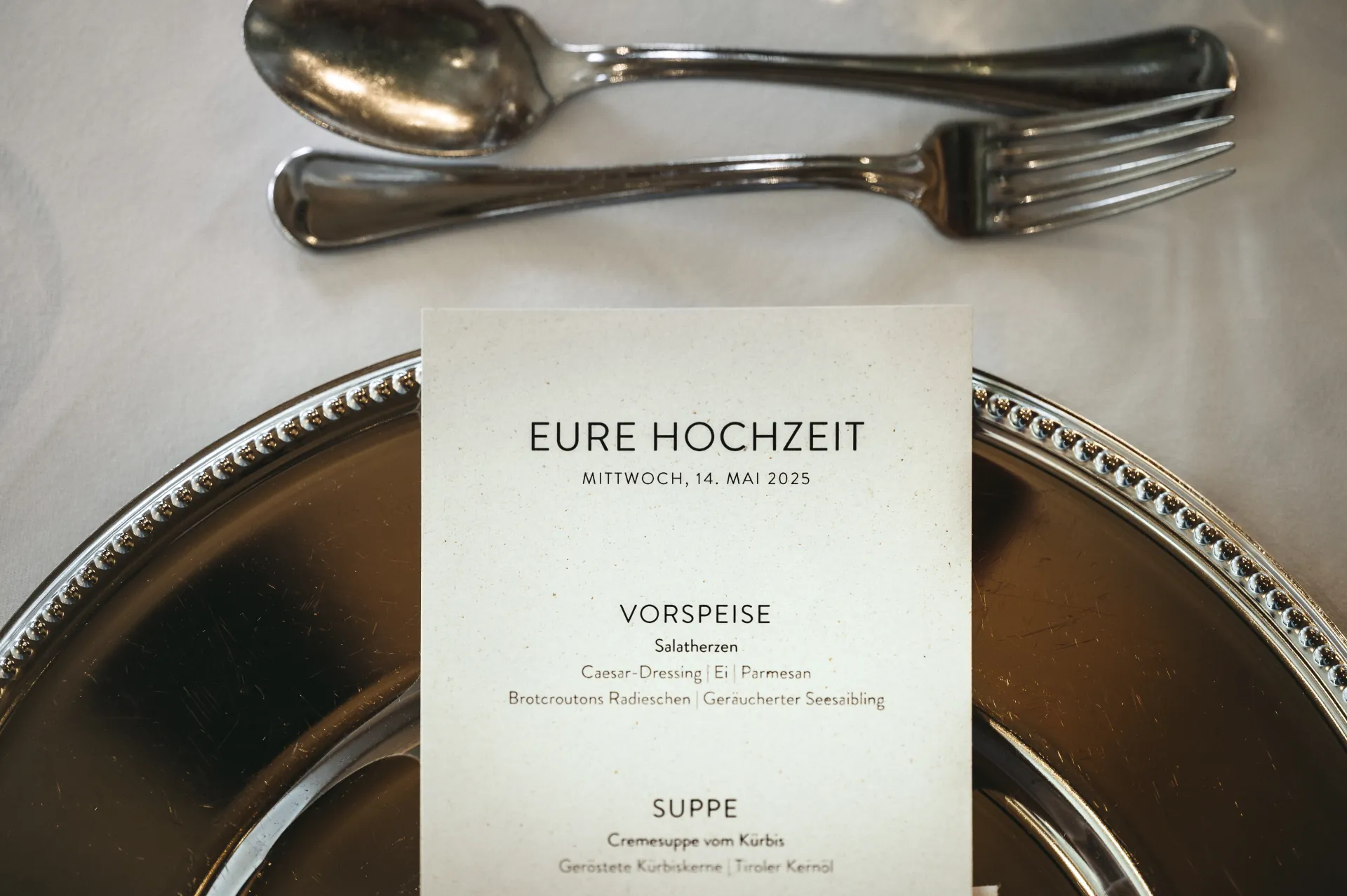 Festlich eingedeckte Hochzeitstafel mit Blumenschmuck im Greenvieh Chalet