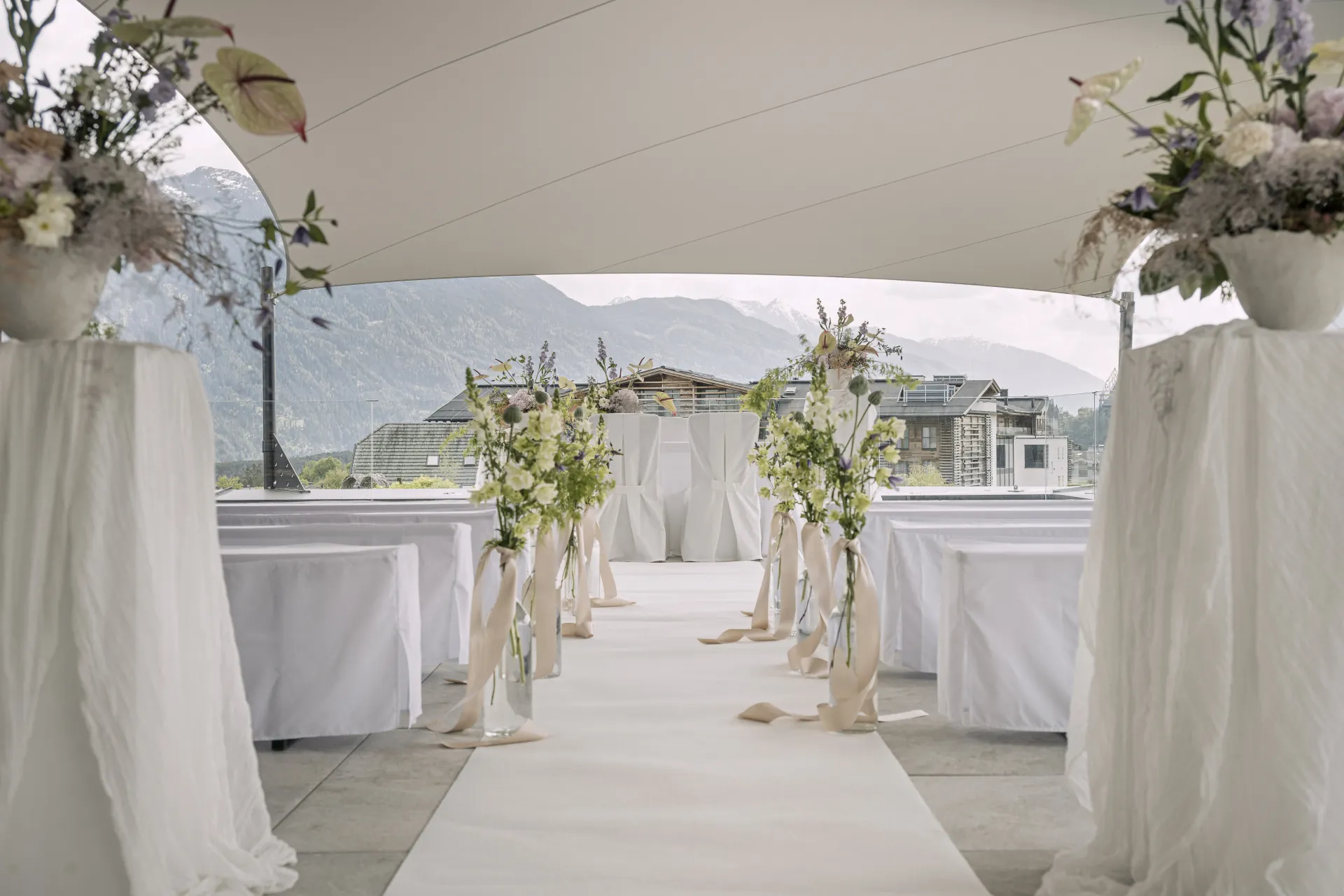 Freie Trauung im Grünen vor dem Greenvieh Chalet am Mieminger Plateau