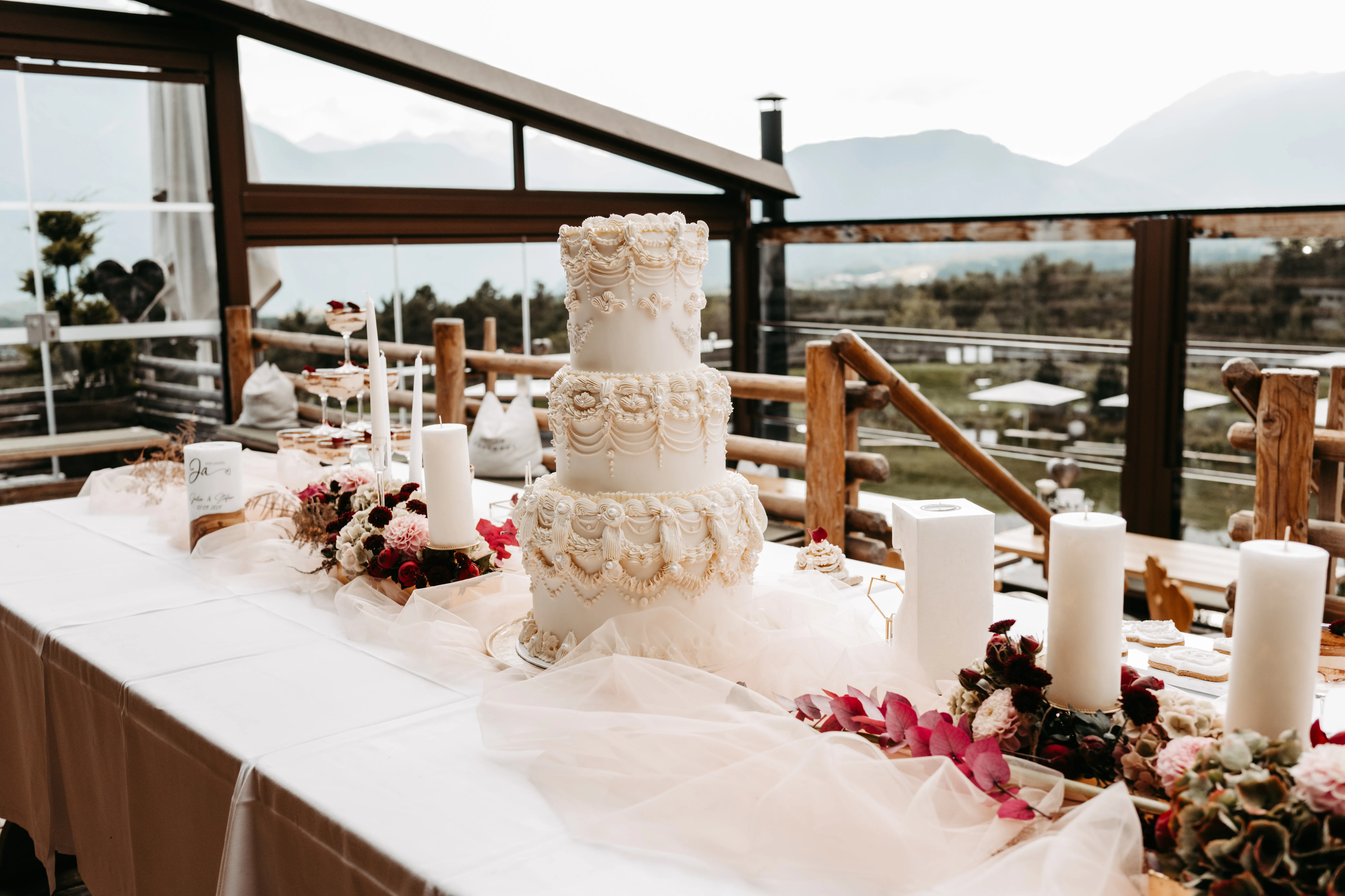 Hochzeitstorte auf dem Sweet Table der Stöttlalm mit Bergblick – Hochzeitslocation in Tirol